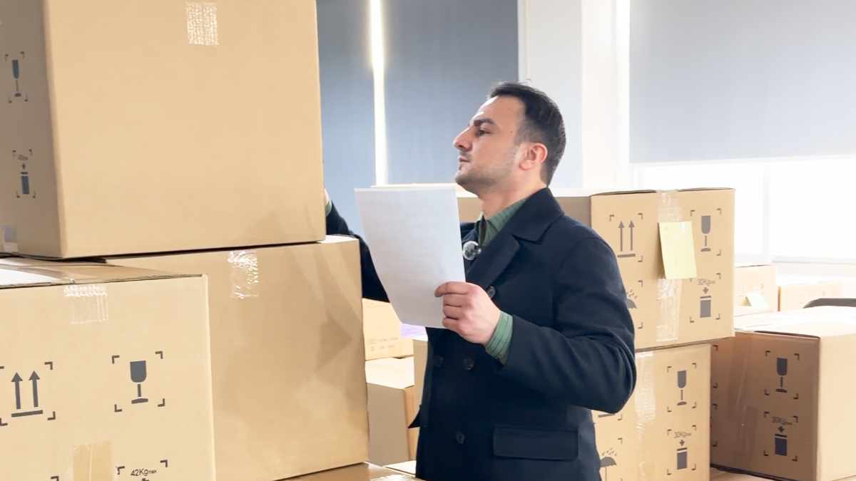 Denetçi, sipariş verilmeden önce Çin fabrikası üretim hattında yürüyor
